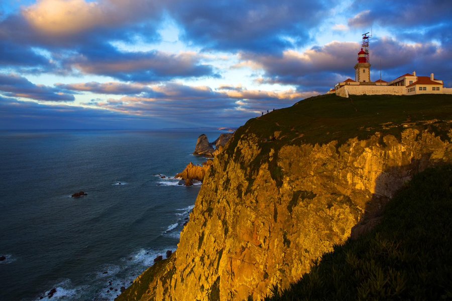 Falésias do Cabo da Roca ao entardecer, o ponto mais ocidental da Europa continental