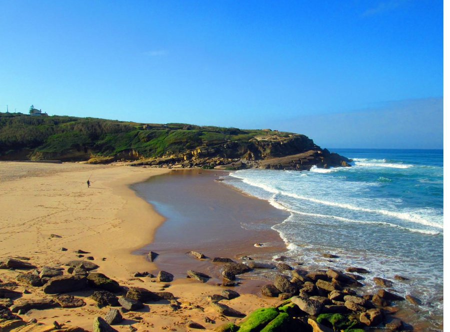 Praia das Maçãs, areal e falésias na costa de Sintra